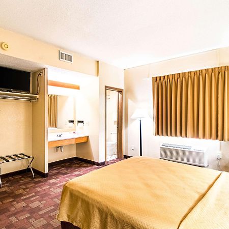 Econo Lodge Watertown Εξωτερικό φωτογραφία